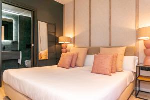 A bed or beds in a room at Valencia Luxury - Sea Port II