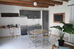 Кухня або міні-кухня у Maison de charme, d'artiste, décoration brocante