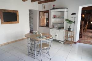 Dapur atau dapur kecil di Maison de charme, d'artiste, décoration brocante