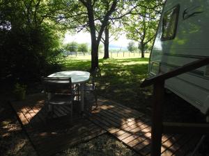 Camping Belle Vue外面的花园