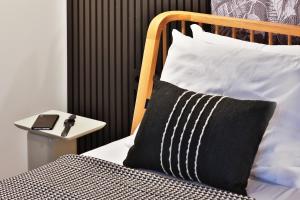 Luff Suites客房内的一张或多张床位