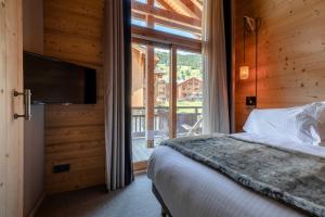 Postel nebo postele na pokoji v ubytování Le Chalet Blanc Hôtel & Spa