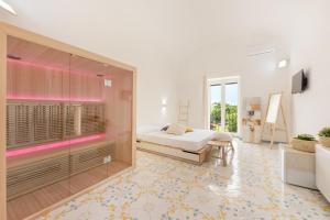 een slaapkamer met een bed en een grote glazen wand bij Il Poeta in Procida