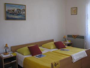 Postel nebo postele na pokoji v ubytování Apartments and Rooms Artemida