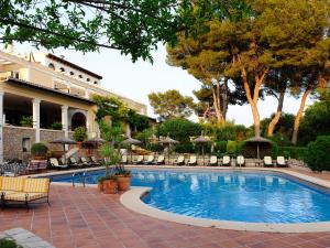 Bazén v ubytování Hotel Bahia nebo v jeho okolí