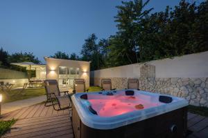 duży jacuzzi na drewnianym tarasie w obiekcie Il Poeta w mieście Procida