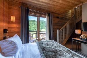 Le Chalet Blanc Hôtel & Spa tesisinde bir odada yatak veya yataklar