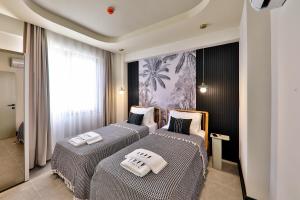 Luff Suites客房内的一张或多张床位