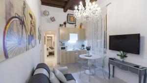 ein Wohnzimmer mit einem Sofa und einem TV an der Wand in der Unterkunft Consulta By Rental In Rome in Rom