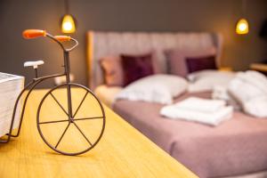 a bike on a table in a room with a bed at Lulumba Luxury House in Lákones