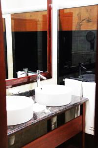 A bathroom at Pirogue Lodge