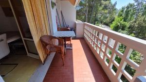- une terrasse couverte avec une table et des chaises sur un balcon dans l'établissement Luogo di Pace, à Grado
