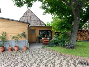 a patio of a house with a table and a tree at Ferienwohnung Silstedt in Wernigerode
