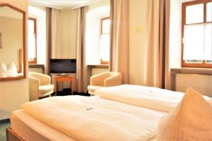 Postel nebo postele na pokoji v ubytování Hotel zum Bräu