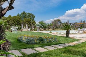 a park with a bench and flowers at Puntuso Vacanze in Matino