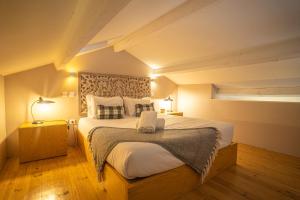 1 dormitorio con 1 cama grande en una habitación en FLORES 36 by YoursPorto en Oporto
