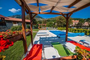 a backyard with a pool and a gazebo at Vila Izvoarele in Izvoarele
