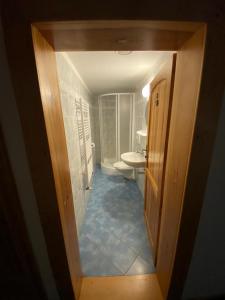Koupelna v ubytování Modrokamenná bouda