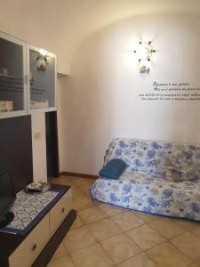 ein Wohnzimmer mit einem Sofa und einem TV in der Unterkunft Casa Ciccio in Terrasini