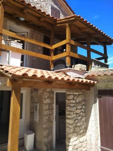 uma pérgola de madeira no lado de um edifício em Vila Flora em Susak