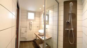 The Originals Boutique, Hôtel Marytel, Montbrison (Inter-Hotel) tesisinde bir banyo