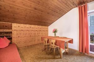 a dining room with a table and chairs at Apt Hofer Heidi in Villabassa