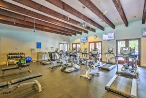 un gimnasio con varias cintas de correr y máquinas de cardio en Desert Views and Pool Access Home in La Quinta!, en La Quinta