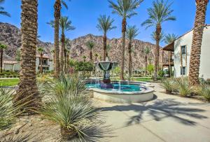 una fuente en medio de un patio con palmeras en Desert Views and Pool Access Home in La Quinta!, en La Quinta