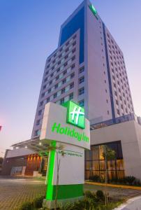 um edifício com um cartaz de estalagem de férias em frente em Holiday Inn Natal, an IHG Hotel em Natal