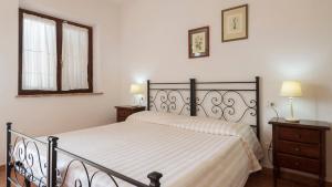 a bedroom with a bed and a lamp at Antico Casale Di Scansano Resort in Scansano