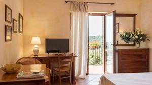 TV a/nebo společenská místnost v ubytování Antico Casale Di Scansano Resort