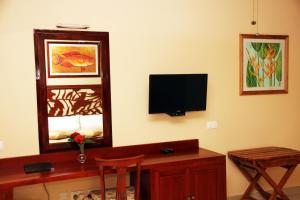 A television and/or entertainment centre at Pirogue Lodge