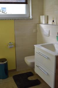 Ein Badezimmer in der Unterkunft Ferienhaus 1 - 55483 Unzenberg