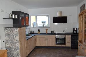 Küche/Küchenzeile in der Unterkunft Ferienhaus 1 - 55483 Unzenberg