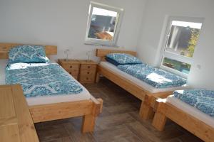 Zimmer mit 3 Betten und 2 Fenstern in der Unterkunft Ferienhaus 1 - 55483 Unzenberg in Göbenhausen