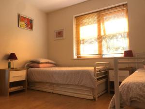 Un pat sau paturi într-o cameră la Pigeon Brae pet friendly accommodation Enniskillen