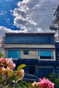 un edificio con un coche aparcado delante de él en Hotel Sweet Home, en Bogotá