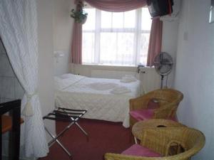 Rúm í herbergi á Staten Hotel