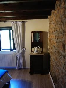 Schlafzimmer mit einem Spiegel an der Wand und einem Bett in der Unterkunft La Casa Nueva Alojamiento Rural in Cereceda