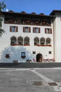 サン・ロレンツォ・イン・バナーレにあるDependance Soran-H. San Lorenzoの白い建物