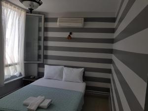 ein Schlafzimmer mit einem Bett mit zwei Handtüchern darauf in der Unterkunft LOTUS OTEL in Konya