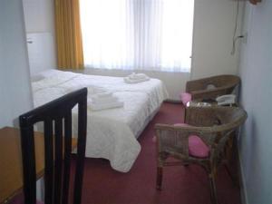 Rúm í herbergi á Staten Hotel