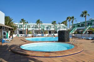 duży basen w środku ośrodka w obiekcie Nicole Playa Park w Puerto del Carmen
