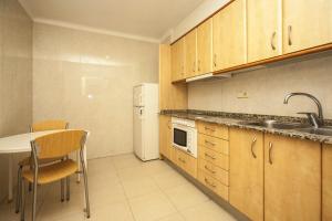 Kuchyňa alebo kuchynka v ubytovaní Apartamentos Bahia Dorada y Iris