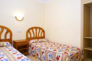 Posteľ alebo postele v izbe v ubytovaní Apartamentos Bahia Dorada y Iris