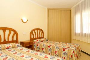 Posteľ alebo postele v izbe v ubytovaní Apartamentos Bahia Dorada y Iris