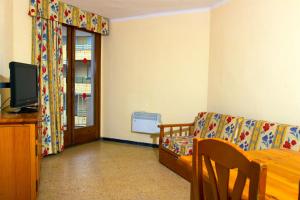 Televízia a/alebo spoločenská miestnosť v ubytovaní Apartamentos Bahia Dorada y Iris