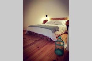 um quarto com uma cama e um vaso no chão em Viela alojamentos Amarante em Amarante