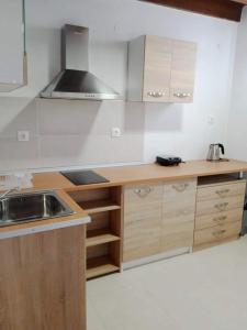 Occasus Room Comfort في هالكي: مطبخ مع مغسلة وموقد فرن علوي