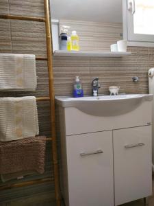 Фотография из галереи House Sleeps 4 with Pets в городе Kalívia Thorikoú +15 фотографий